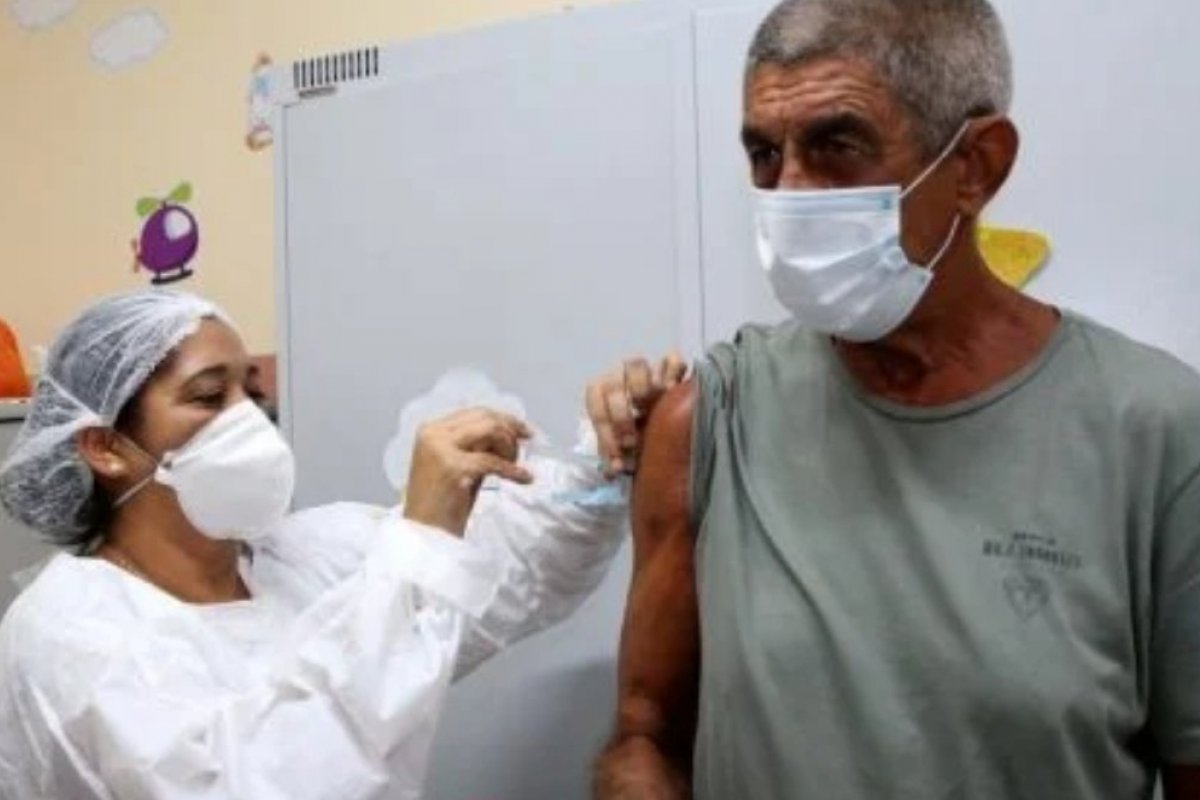 Aos 71 anos, cantor Fagner é vacinado contra a Covid-19!