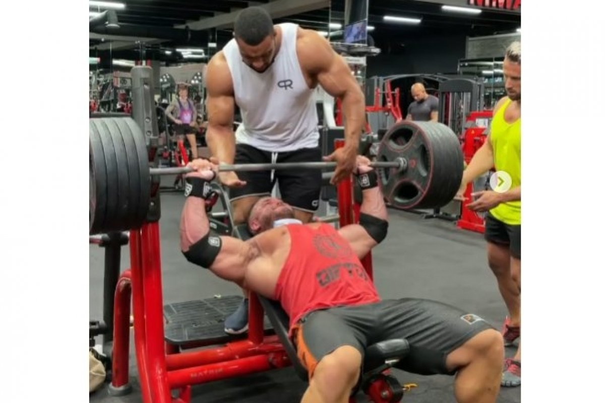 Vídeo: Músculo peitoral de fisiculturista não resiste a peso excessivo e 'rasga' em academia