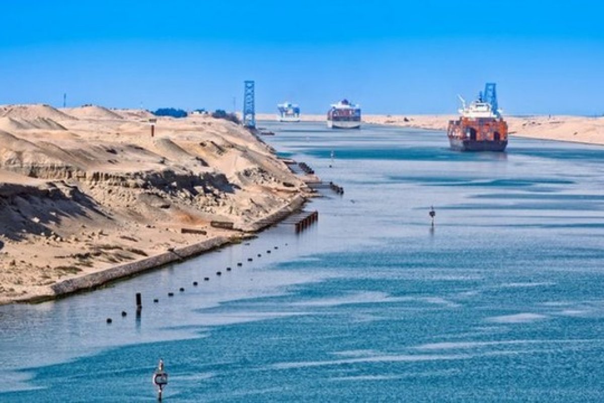Navio encalhado no Canal Suez pode piorar crise econômica global