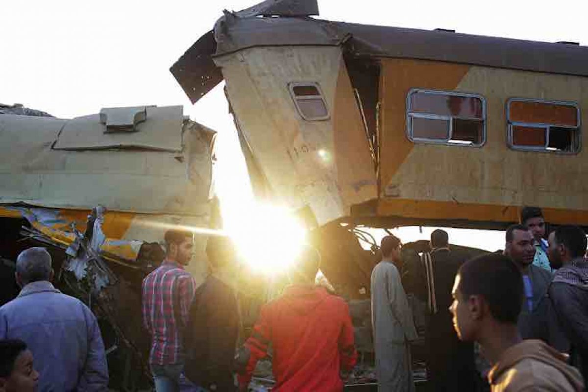 Colisão entre trens deixa 32 mortos no Egito