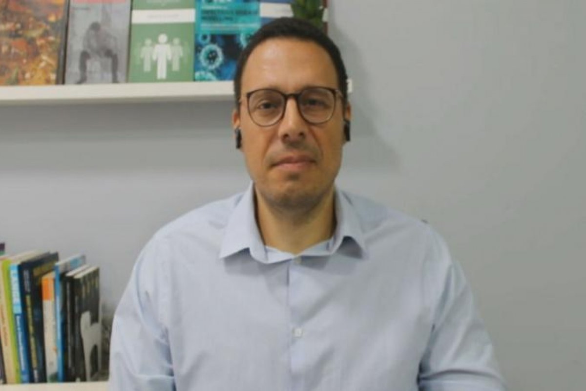 Pesquisador afirma que Fiocruz também faz estudos para produzir vacina 100% brasileira