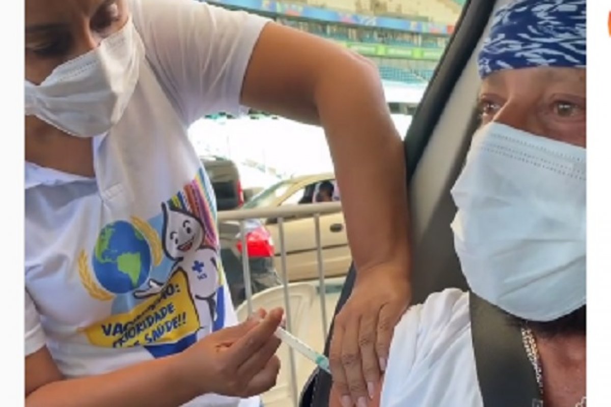Aos 68 anos, Bell Marques se vacina contra a covid-19 em Salvador