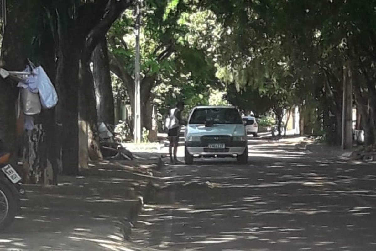 Mulher com covid-19 é detida após cuspir em pessoas na rua