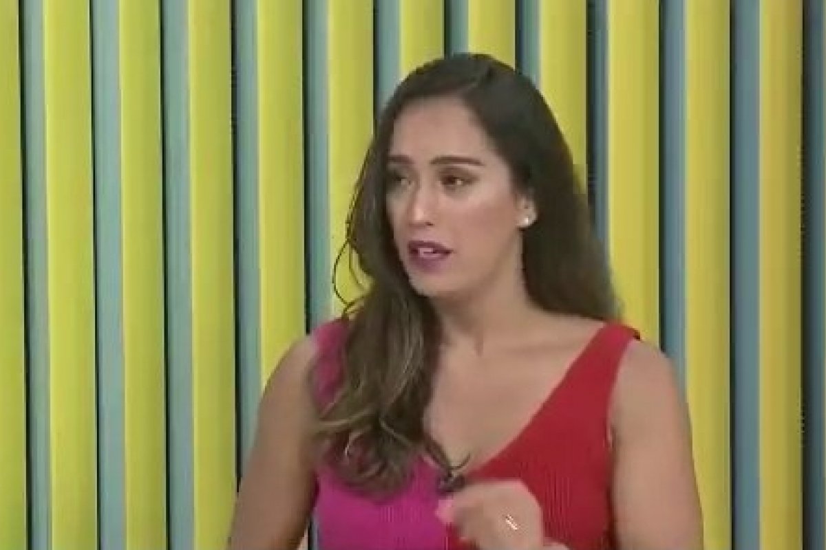 Vídeo: Apresentadora passa mal, quase desmaia ao vivo e deixa telejornal