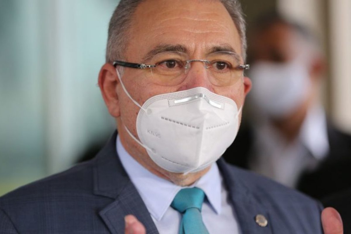 Ministro da saúde faz apelo pelo uso de máscara