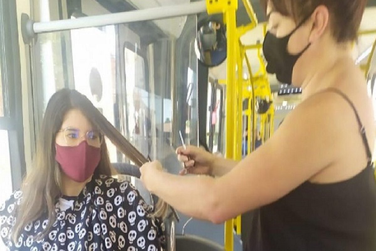 Com lockdown, cabeleireira decide cortar cabelo de clientes dentro de ônibus