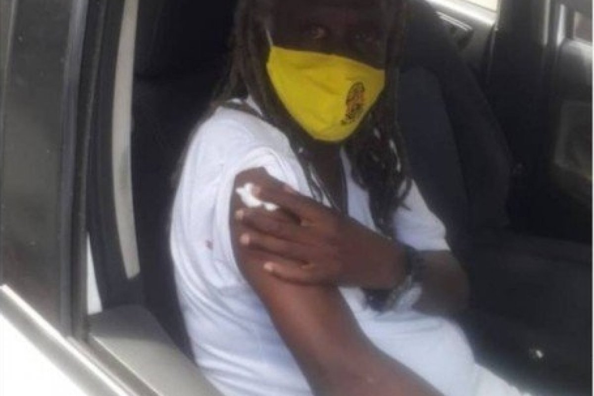 Vovô do Ilê recebe primeira dose da vacina contra Covid-19 em Salvador