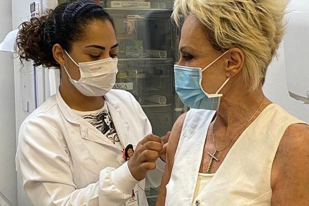 Ana Maria Braga é vacinada contra a Covid-19 em São Paulo