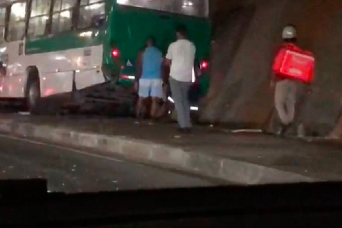 Vídeo: Ônibus invade ponto e deixa, pelo menos, uma pessoa morta na Av. Heitor Dias