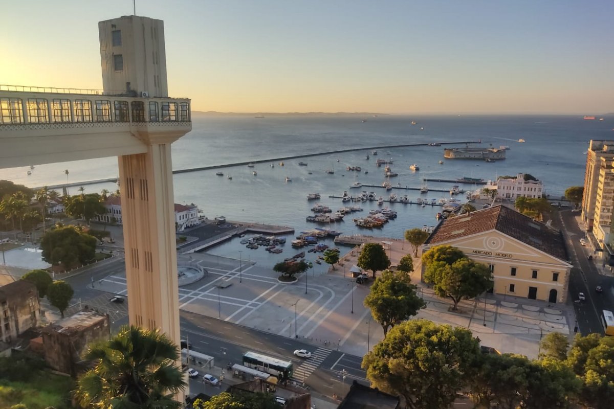 Professores lançam livro contando história de Salvador