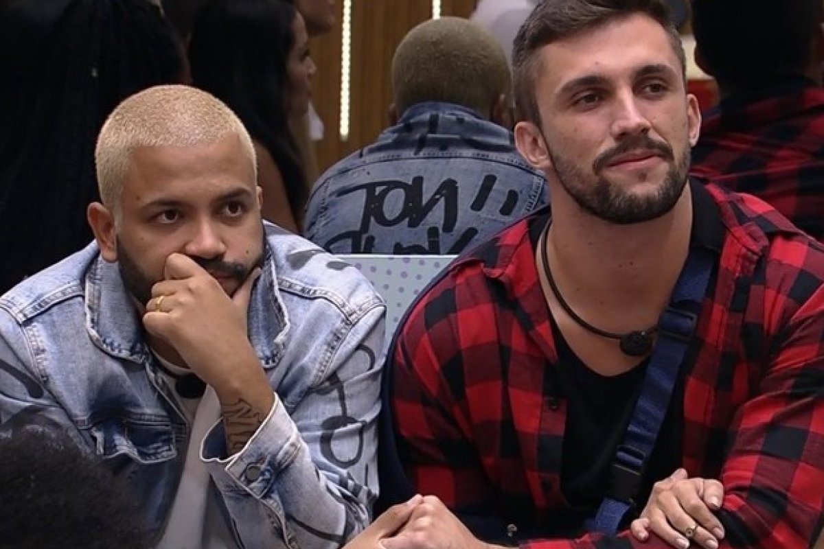 BBB21: Arthur pede festa com tema crossfit e abertura com música de Projota