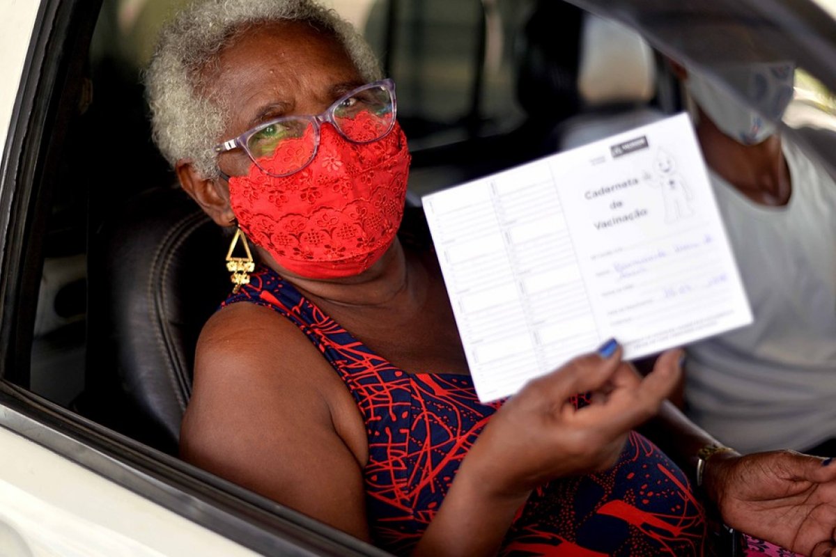 Final de semana será marcado por vacinação de idosos contra Covid-19 a partir de 67 anos