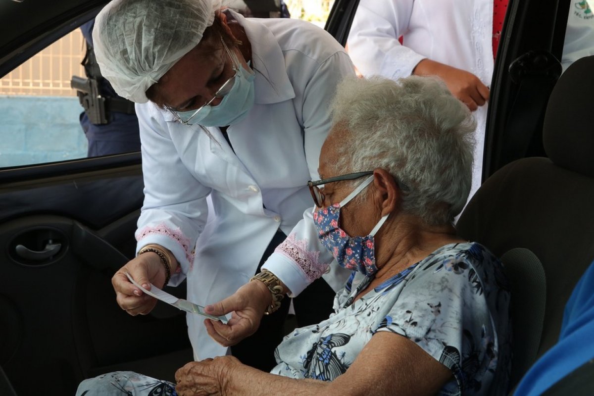 Covid-19: com chegada de novas doses, vacinação é retomada em Lauro de Freitas