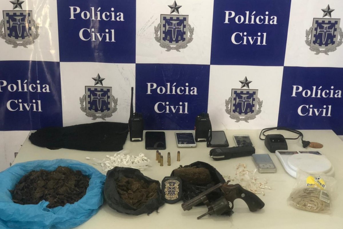 Operação da Polícia Civil apreende drogas e um revolver no sul da Bahia