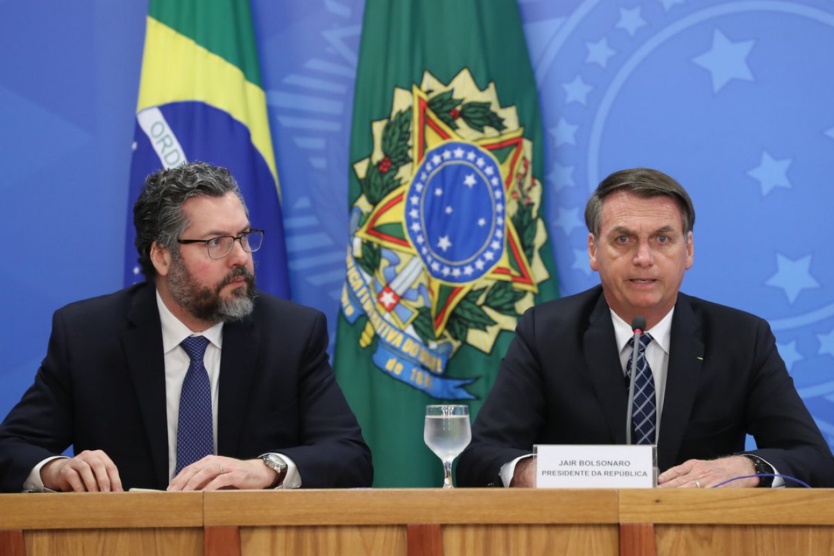 Bancada do PSOL na Câmara entre com pedido de impeachment de Ernesto Araújo