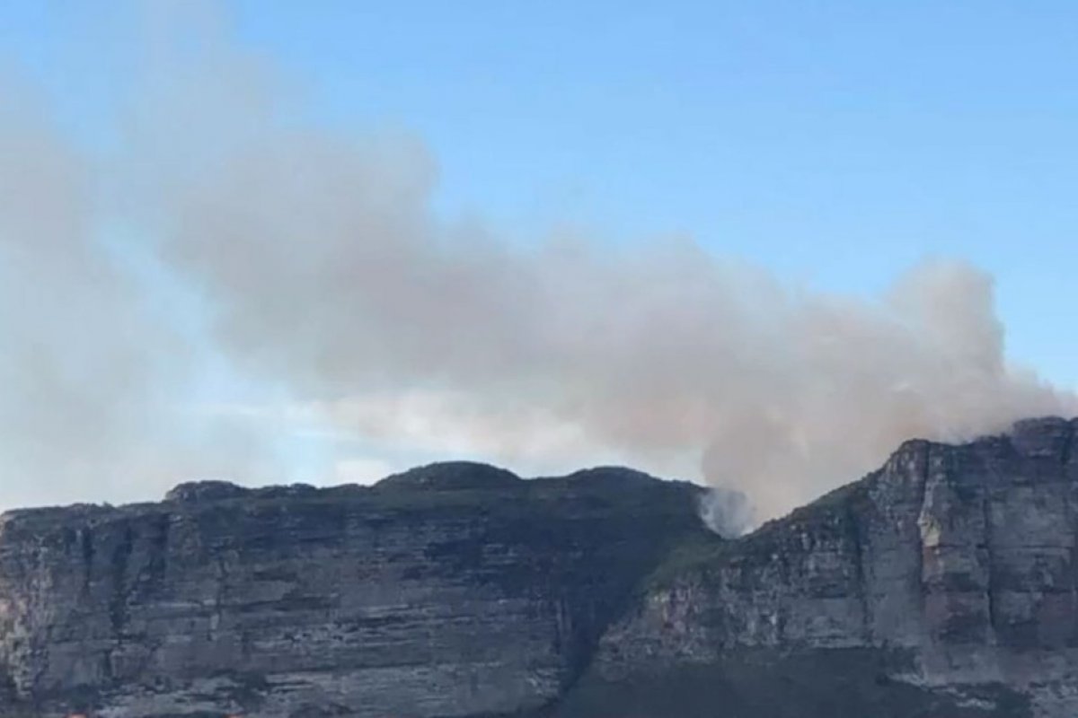 Incêndio atinge áreas do Morro do Camelo, na Chapada Diamantina
