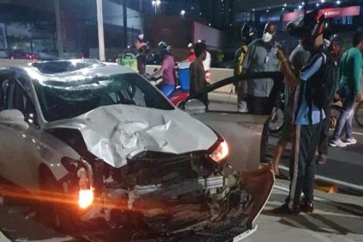 Vídeos: Motoboy é atropelado por carro em viaduto na Avenida ACM