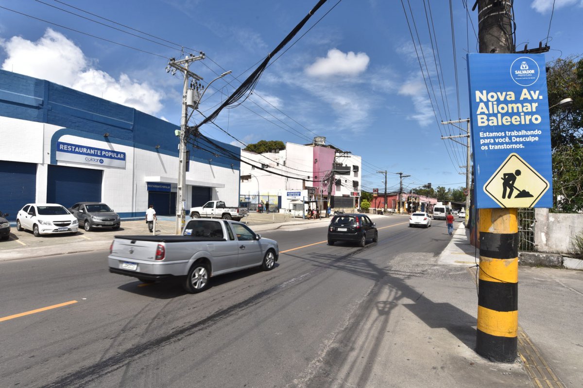 Uma pessoa fica ferida após carro capotar em Nova Brasília, bairro de Salvador