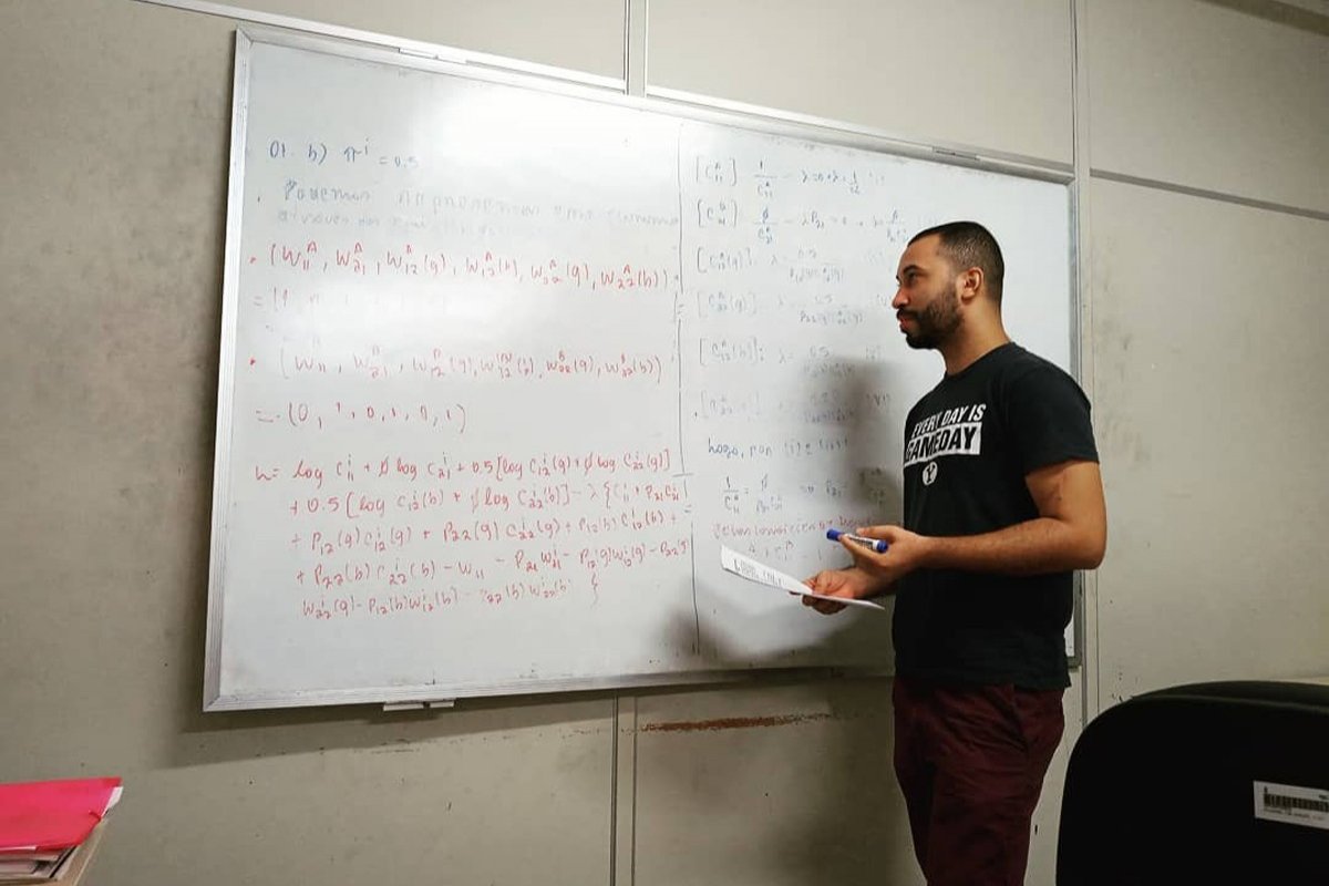 Mãe de Gil, do BBB21, mostra clique antigo dele durante aula