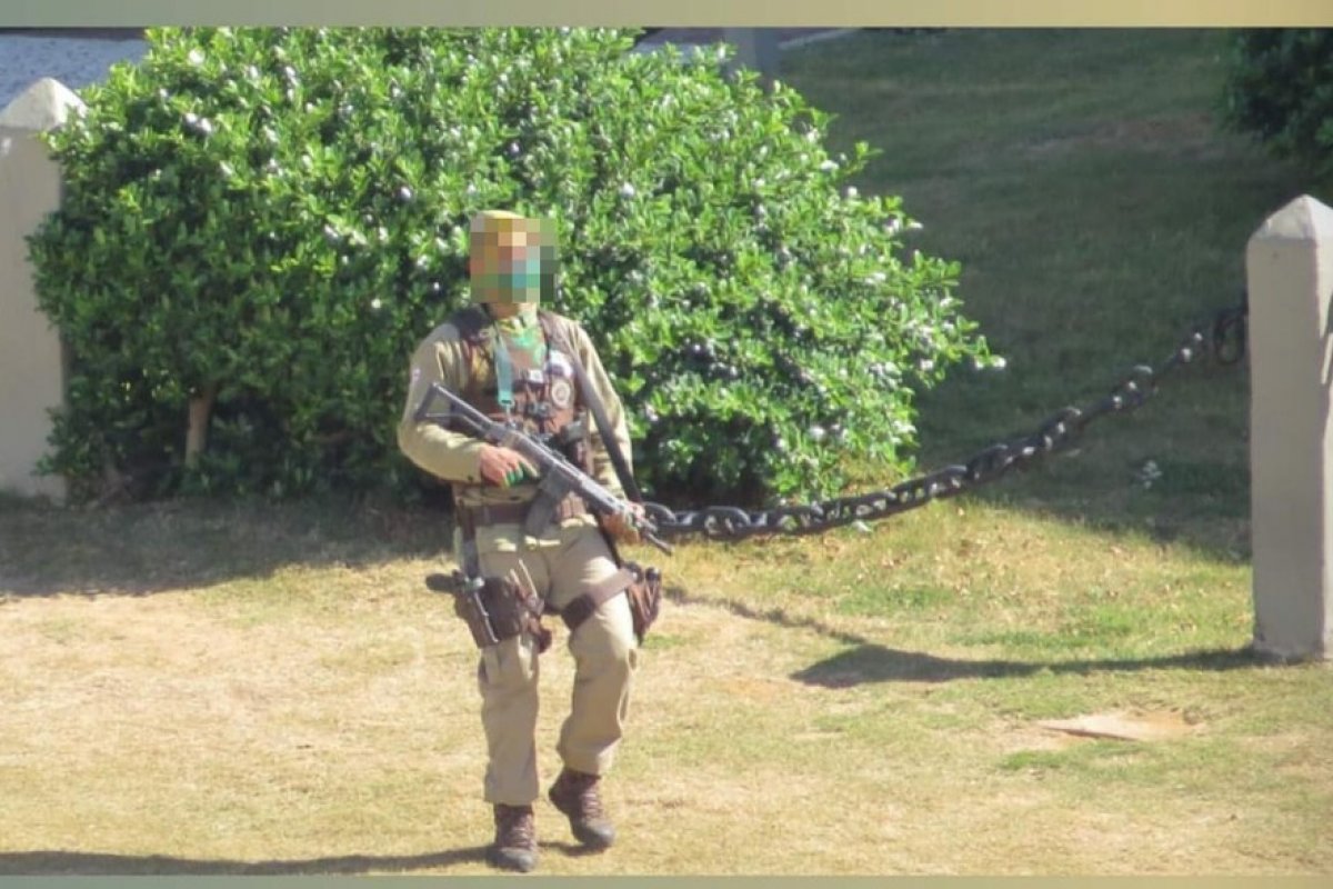 Vídeo: Policial Militar tem surto e realiza disparos de arma de fogo no Farol da Barra