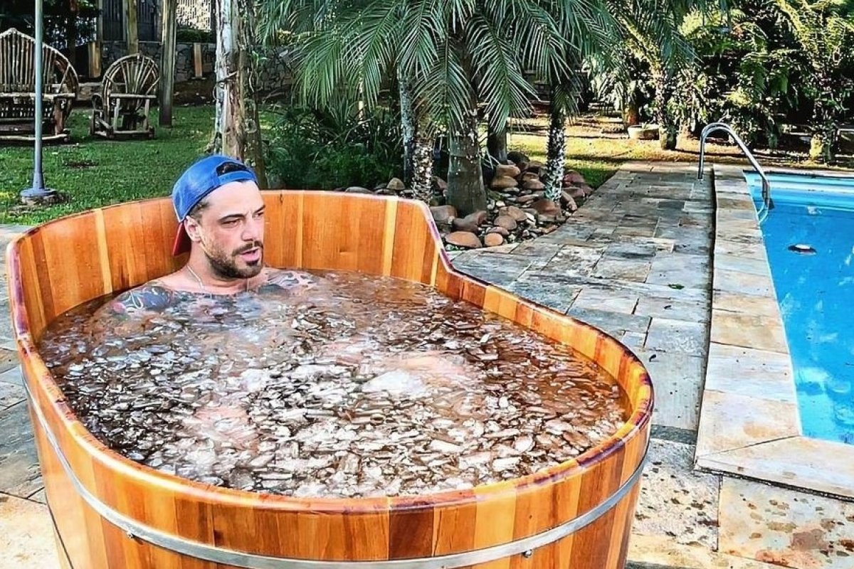 Felipe Titto aparece em banheira de gelo após treino