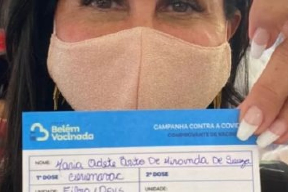 Gretchen é vacinada contra Covid-19