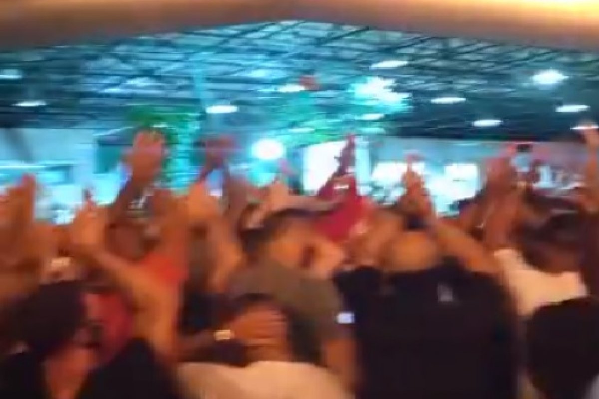 Vídeo: "A PM parou", entoam policiais em frente ao HGE em protesto a morte de colega na Barra