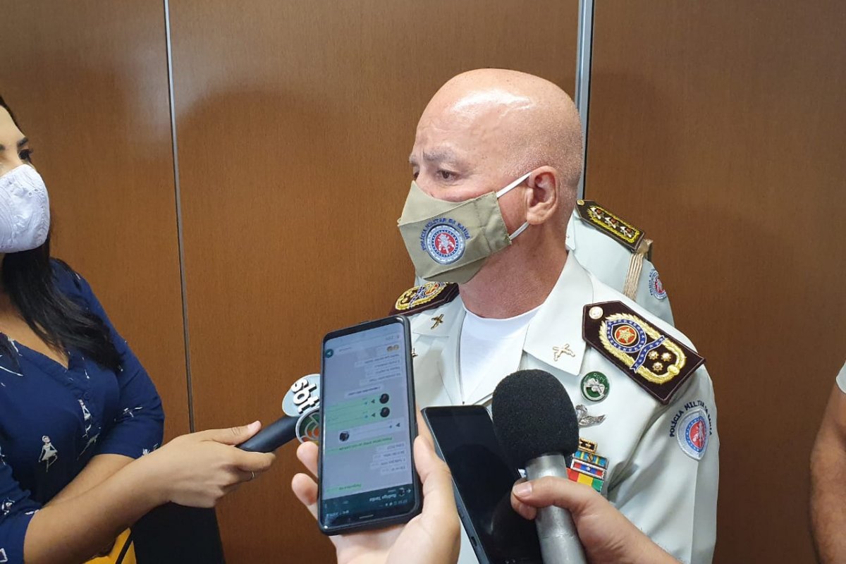 Comandante da PM-BA, Paulo Coutinho, afirma que tropa só atuou após PM com surto atirar contra os colegas