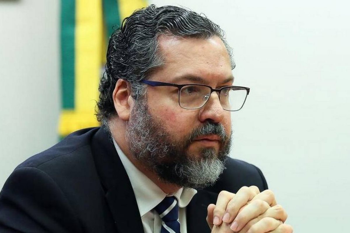 Senadores apresentam pedido de impeachment de Ernesto Araújo nesta segunda-feira (29)