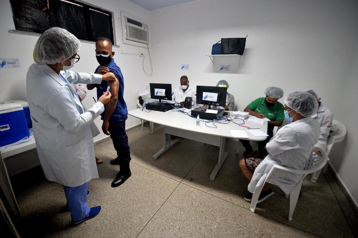 Prefeitura de Salvador anuncia vacinação para pacientes em hemodiálise, farmacêuticos diplomados, auxiliar e técnico da saúde bucal
