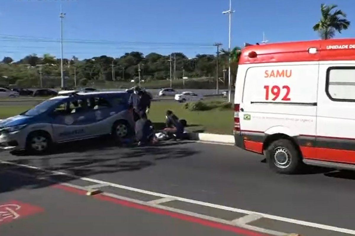 Motociclista fica ferida após cair na Av. Luís Eduardo Magalhães, em Salvador