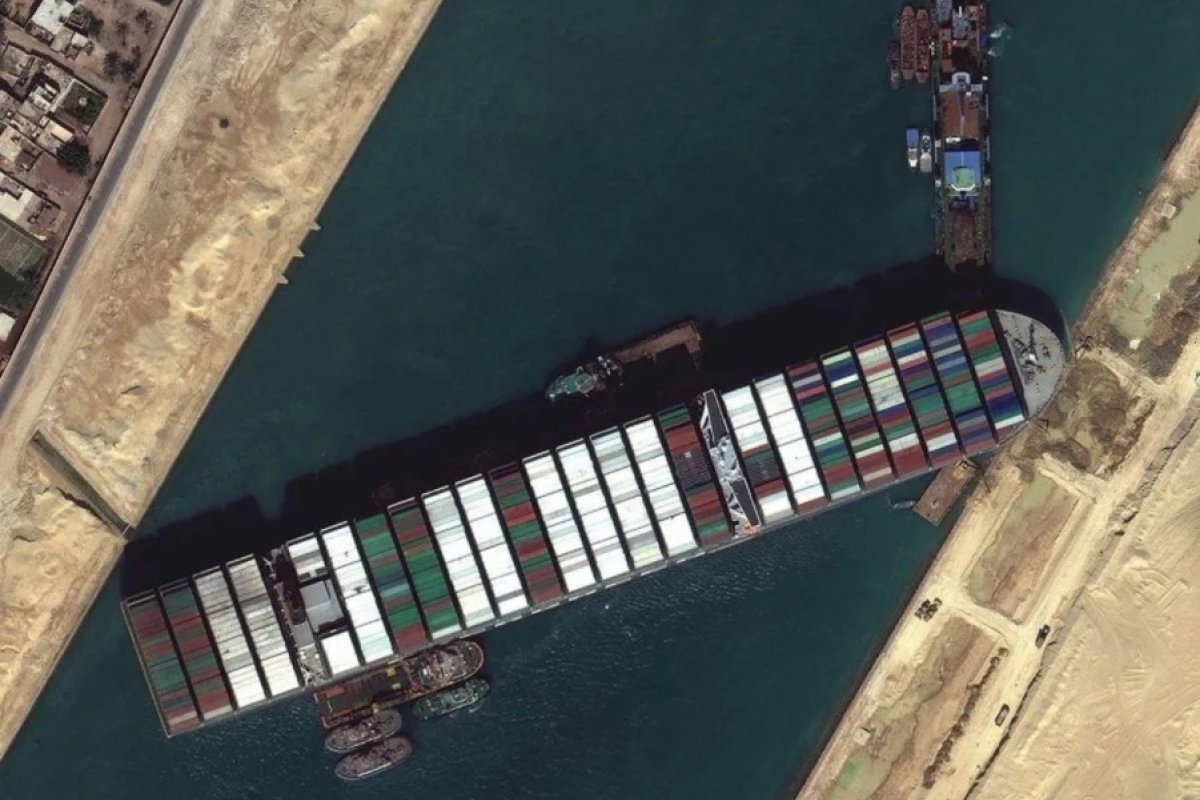 Equipes conseguem desencalhar navio que gerou engarrafamento no Canal de Suez