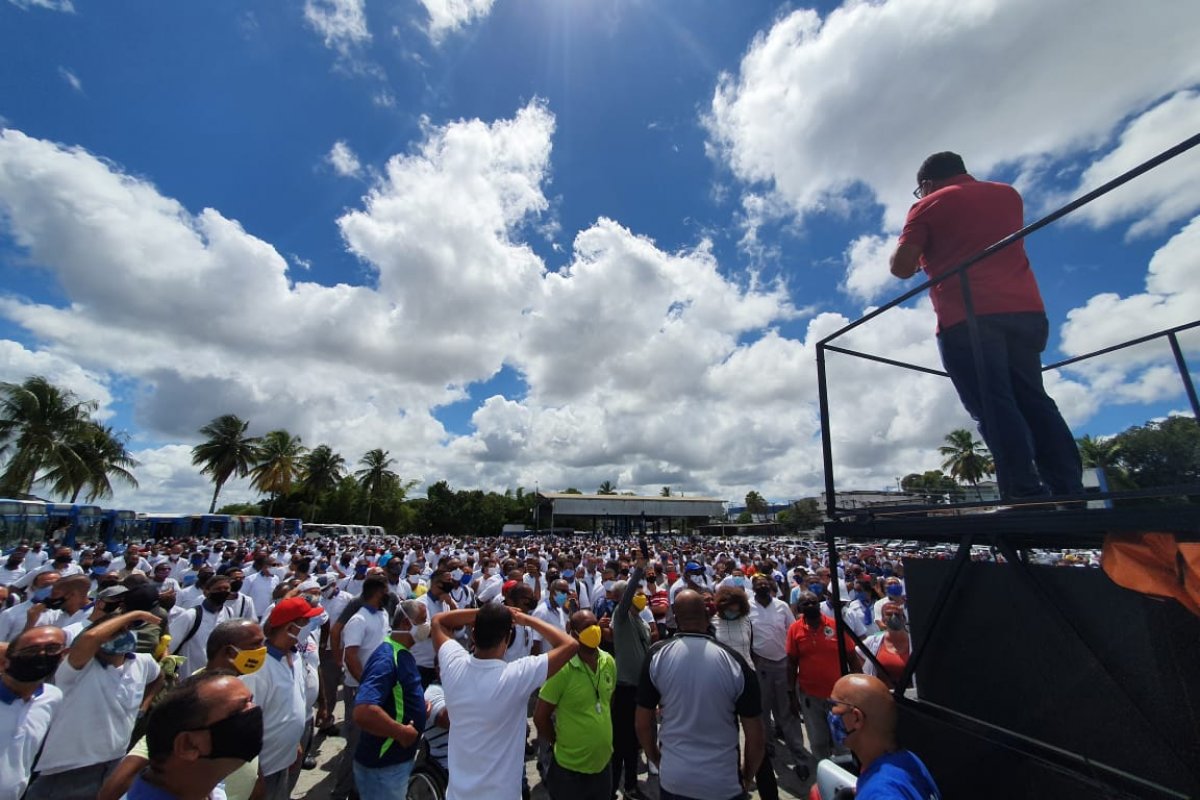 “Não vamos aceitar sair dessa sem os nossos direitos, nem que a gente tenha que fazer uma grande revolução nesta cidade”, diz o presidente dos rodoviários