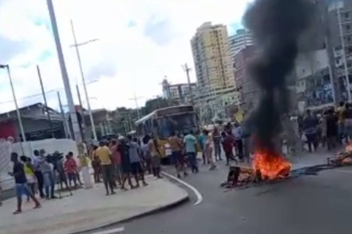 Grupo protesta contra morte de morador em ação policial na Sete Portas, em Salvador
