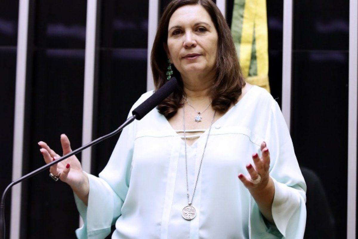 Bia Kicis apaga post em que incita motim da PM, e pede investigação sobre morte de policial na Bahia
