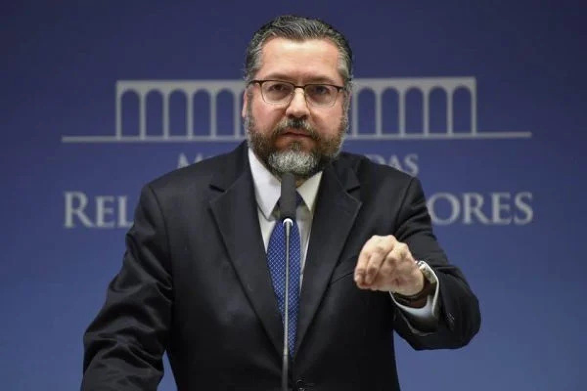 Ernesto Araújo pede demissão do ministério das Relações Exteriores