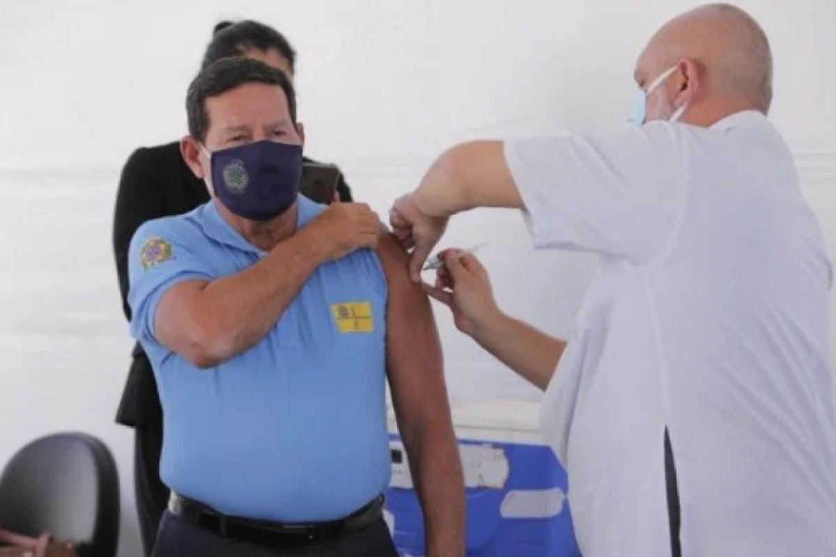 Mourão é vacinado contra a Covid-19 no DF