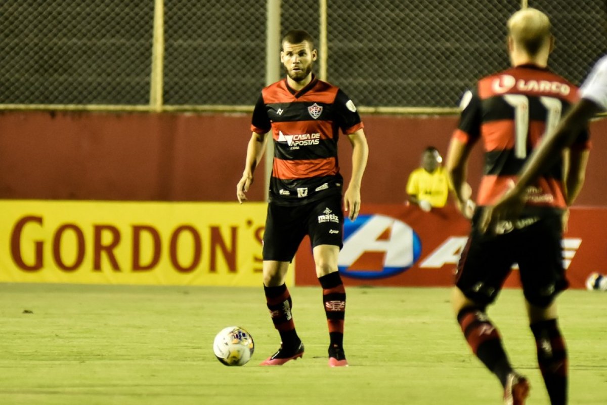 Marcelo Alves destaca dupla com Wallace e equilíbrio do Vitória