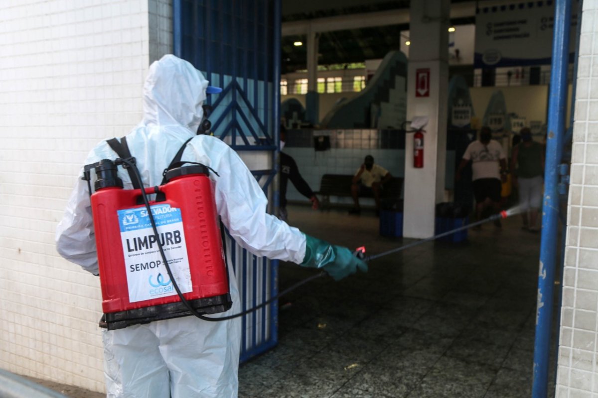 Covid-19: mercado do Peixe, em Salvador, passa por desinfecção