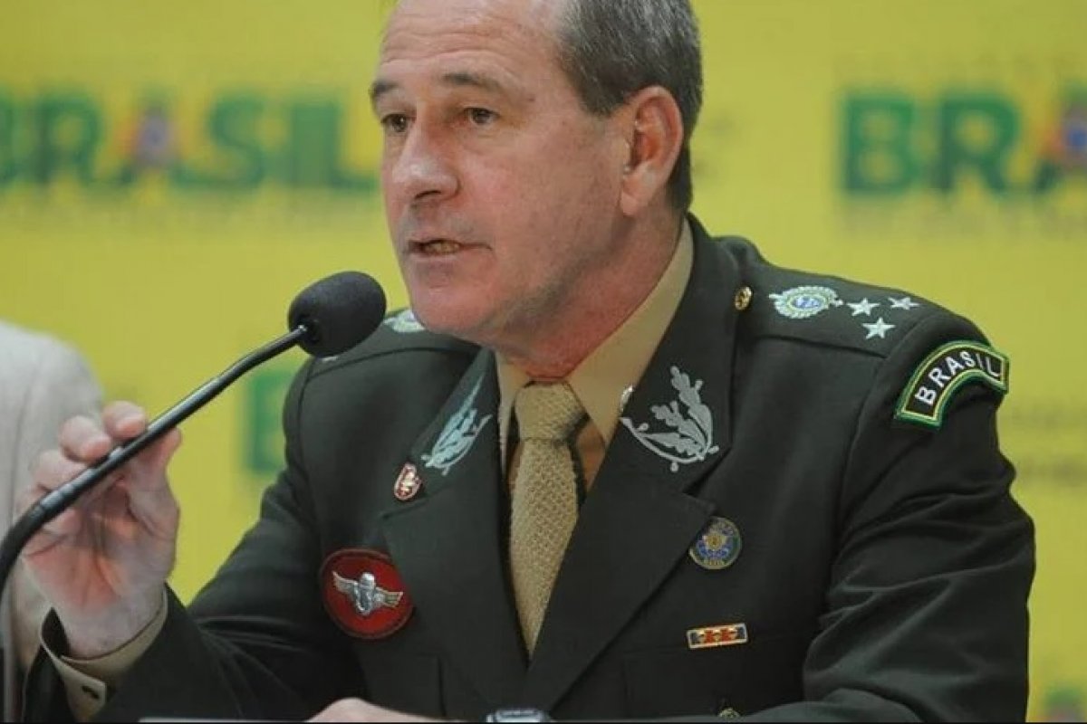 Após Ernesto Araújo, ministro da Defesa pede exoneração