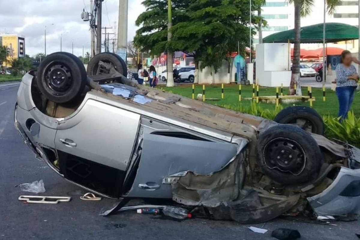 Homem morre ao capotar o carro na Estrada do Coco