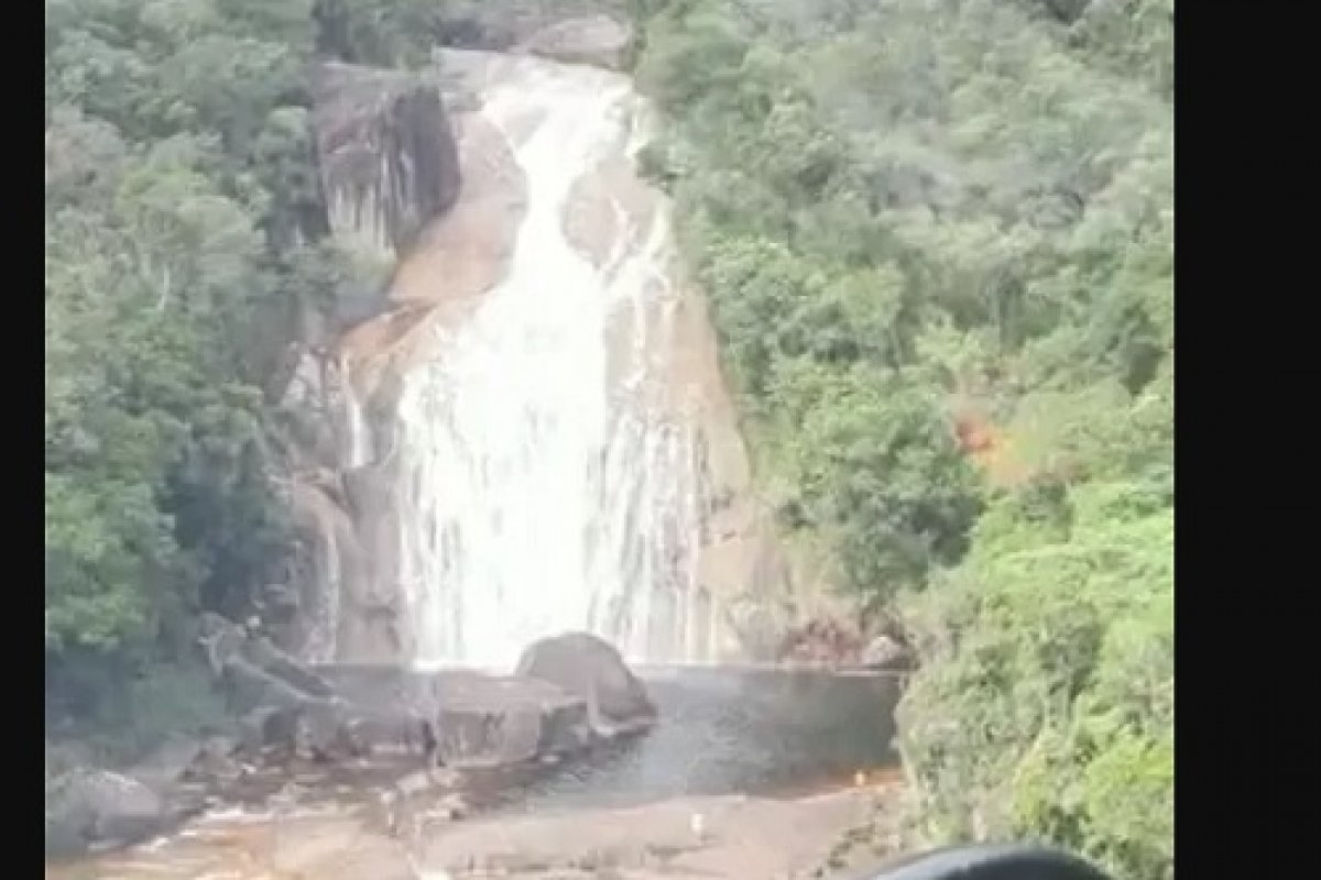 Adolescente de 14 anos morre após cair de cachoeira com dez metros de altura em SC