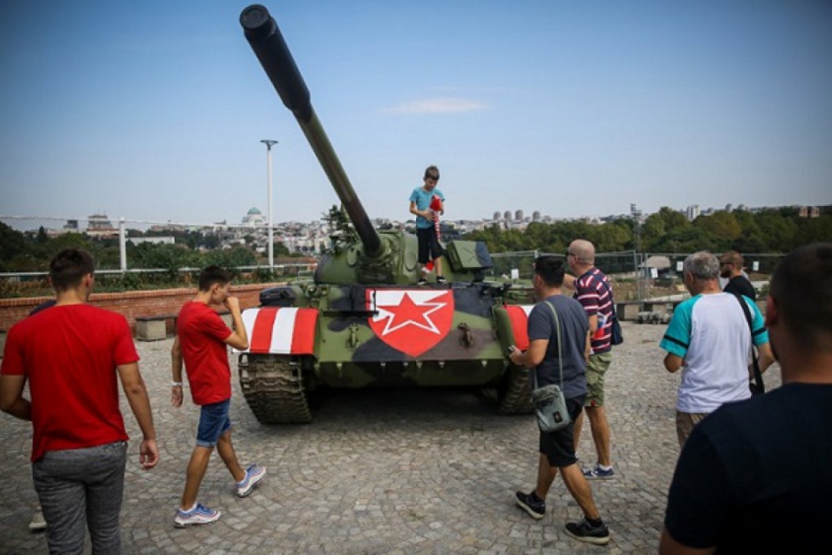 Torcedores de time sérvio levam tanque de guerra para estádio