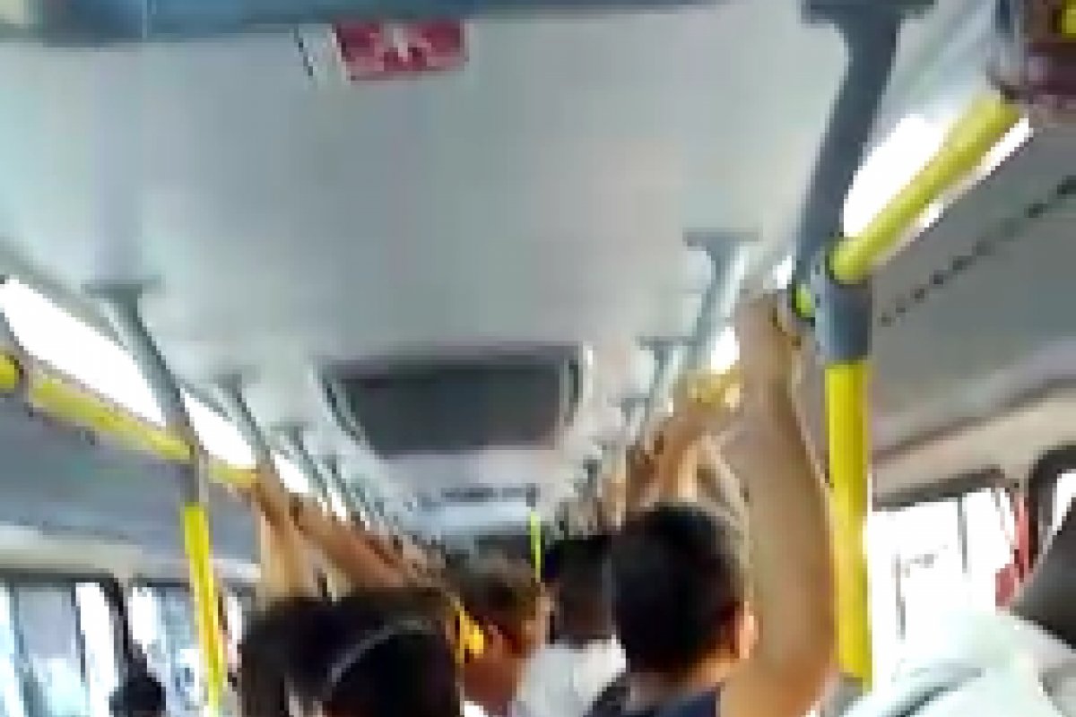 Vídeo: Passageira mostra ônibus lotado em Salvador durante pandemia da Covid-19