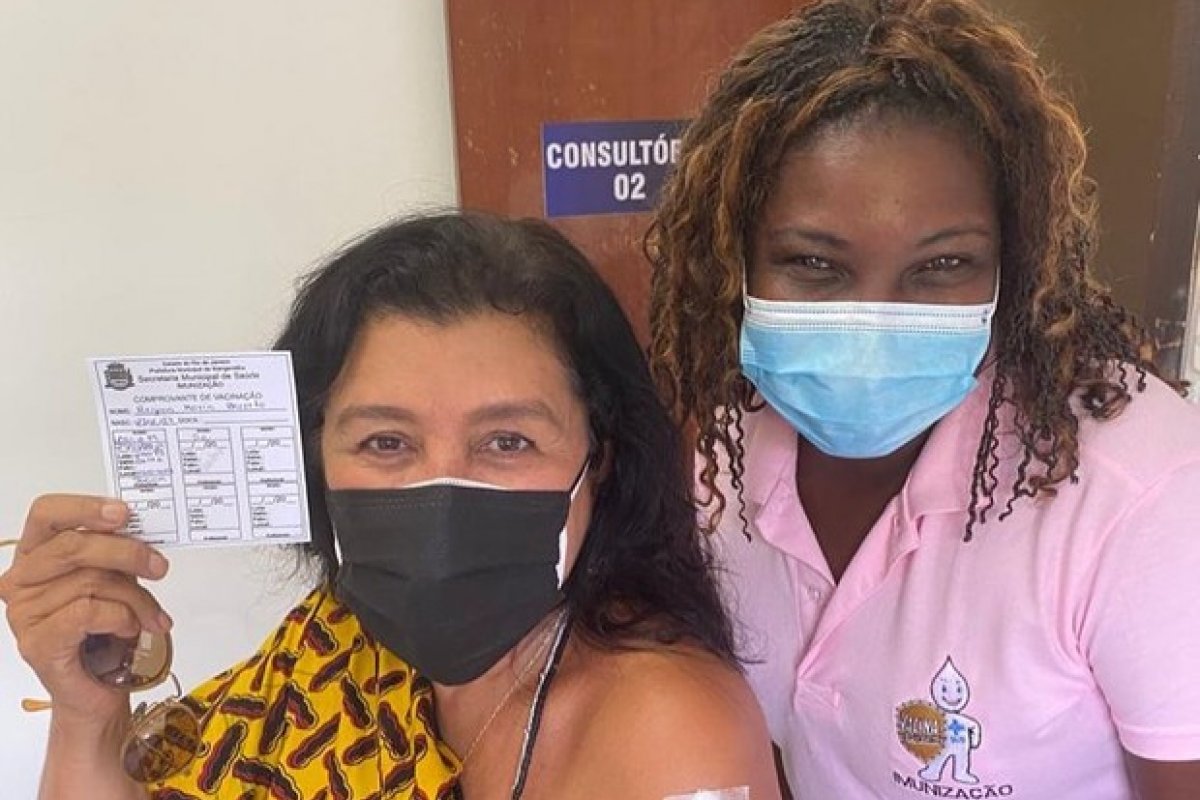 Regina Casé é vacinada contra Covid-19!