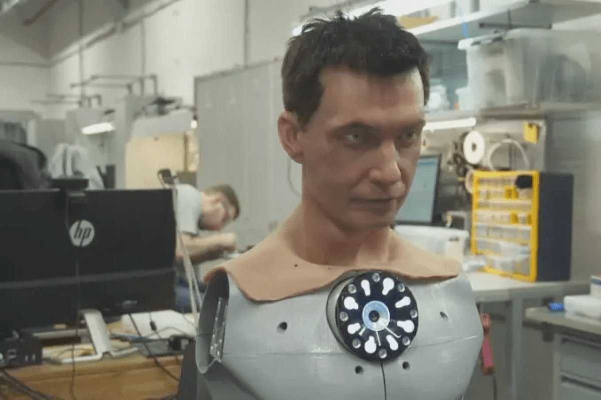 Engenheiros russos criam robôs humanoides com rostos realistas