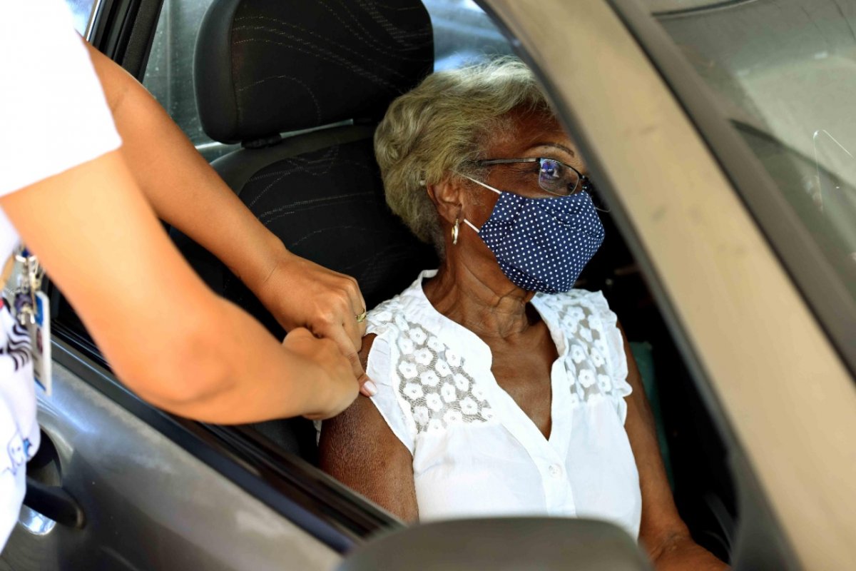 Salvador: idosos a partir de 65 anos começam a ser vacinados nesta terça (30)