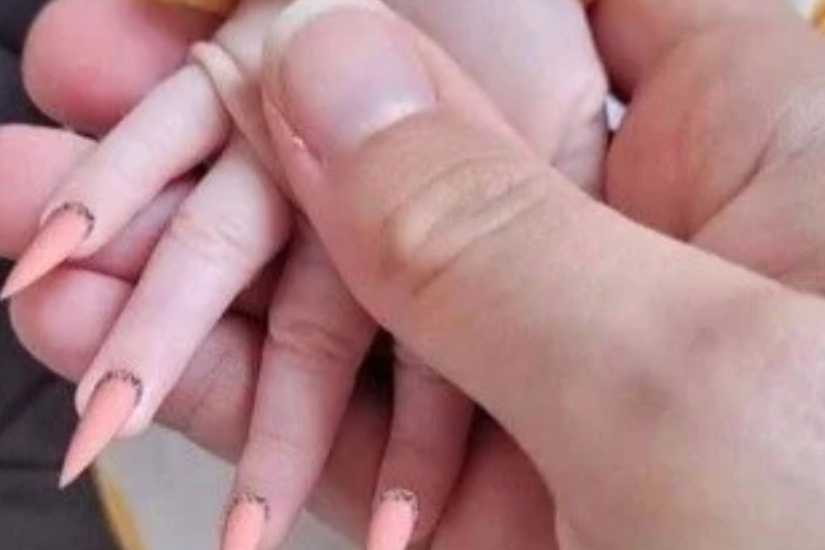 Web reage após uma mãe postar foto de bebê com unhas postiças!