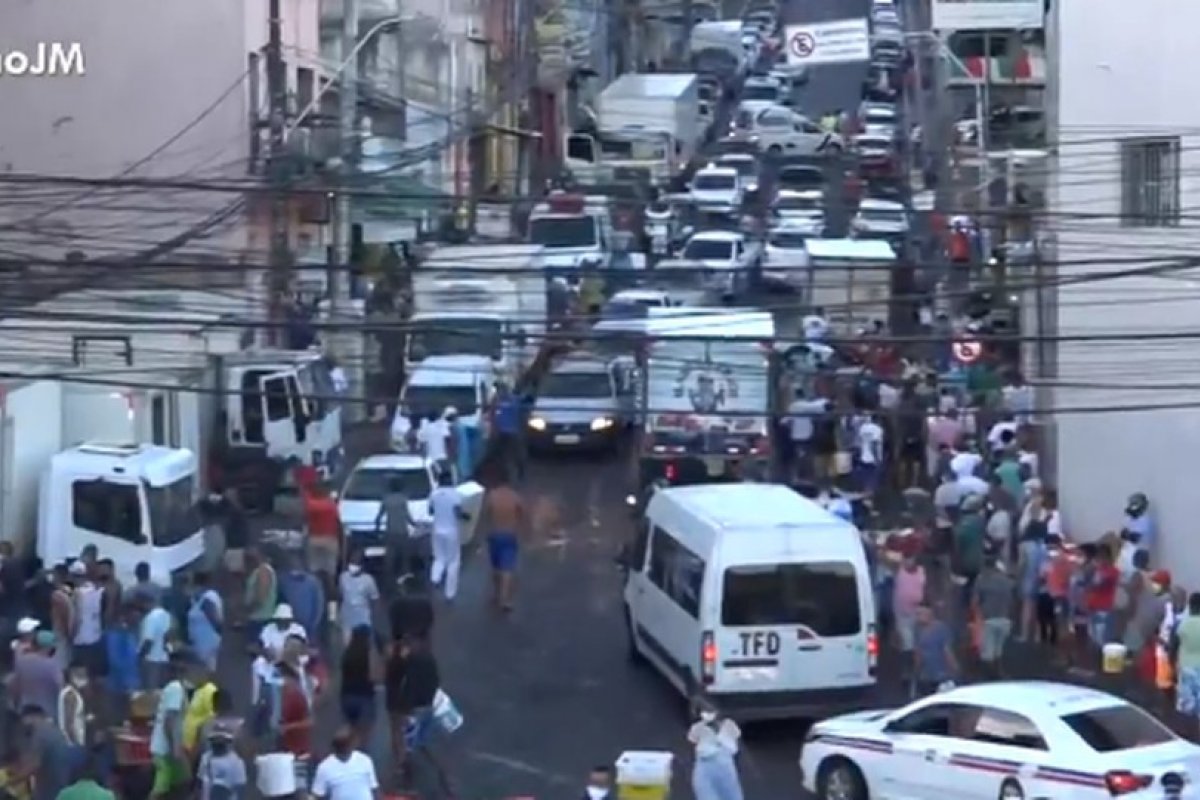 Procura por pescados para a semana santa gera aglomeração no Mercado do Peixe, em Salvador