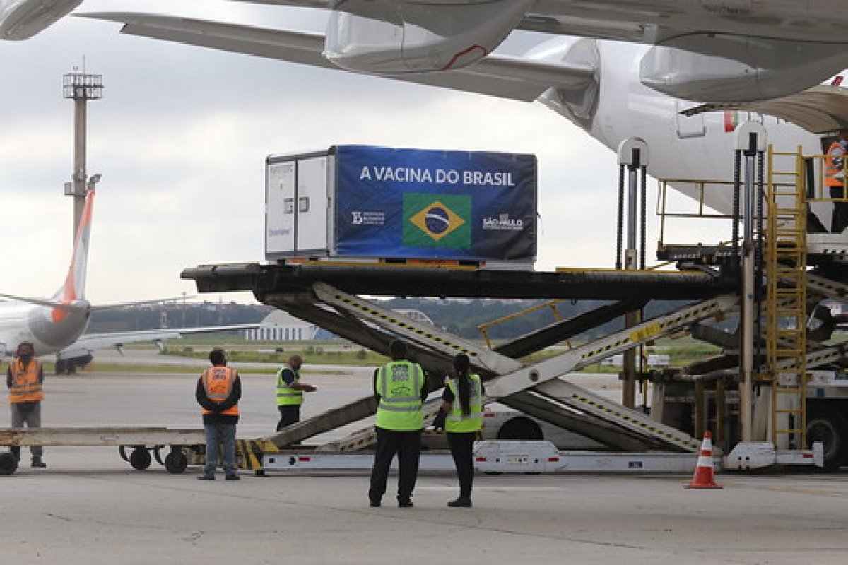 Fiocruz e Butantan preveem entregar 27 milhões de doses em abril, mesmo sem receber novos lotes de insumos importados